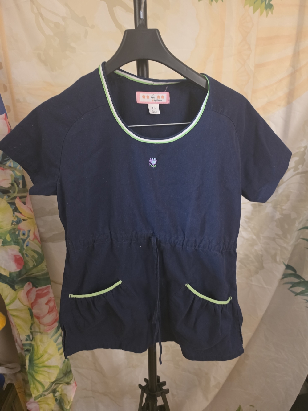 Kai by Kathy Peterson navy blue scrub top with green trim, size XS #medical #hea